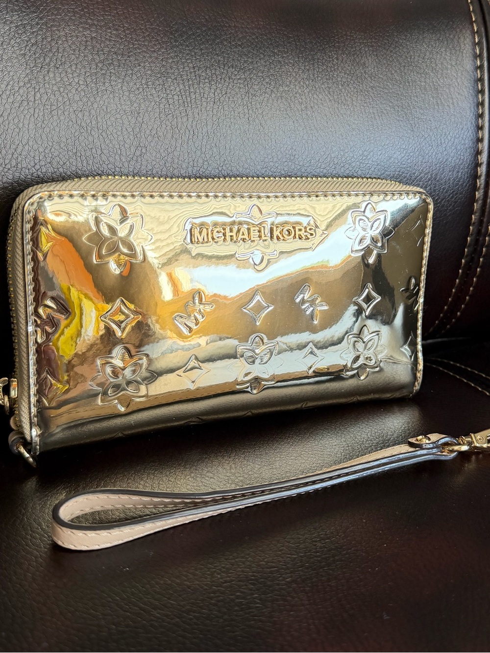 NEW Michael Kors Metallic Gold Floral-Embossed Zip Wristlet - Picture 3 of 12